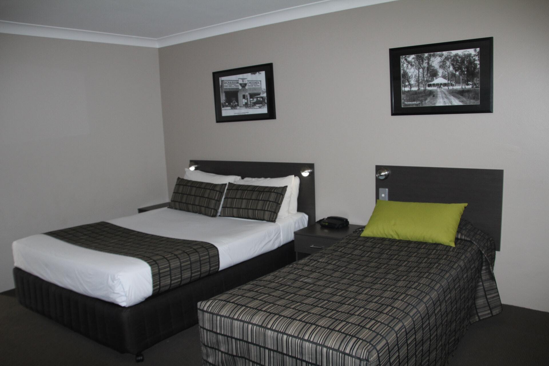 Family_suite_main_room